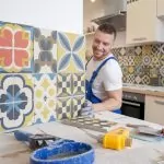 Refaire le carrelage de la cuisine : astuces et techniques