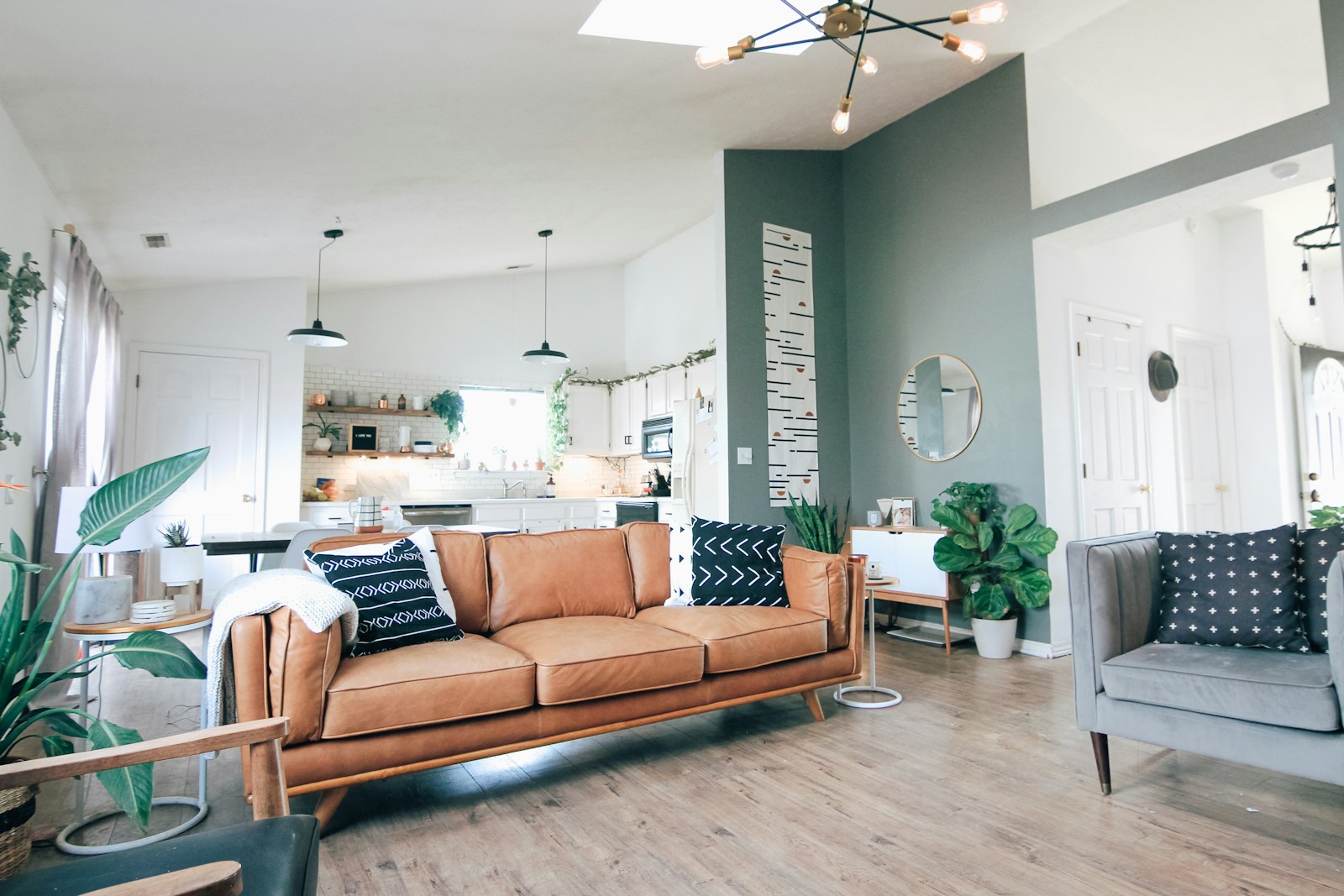 Inspiration déco : intégrer des matériaux bruts dans un intérieur moderne