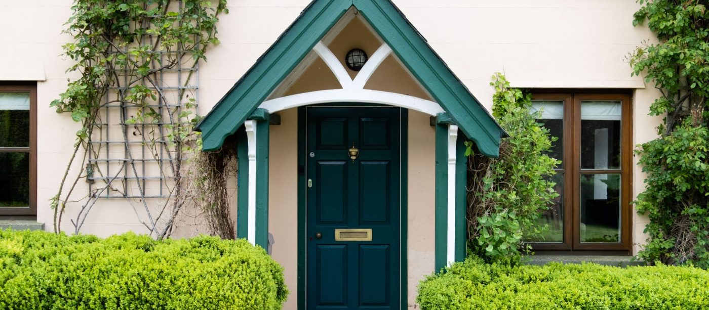 Entrée extérieure de maison avec espace abrité