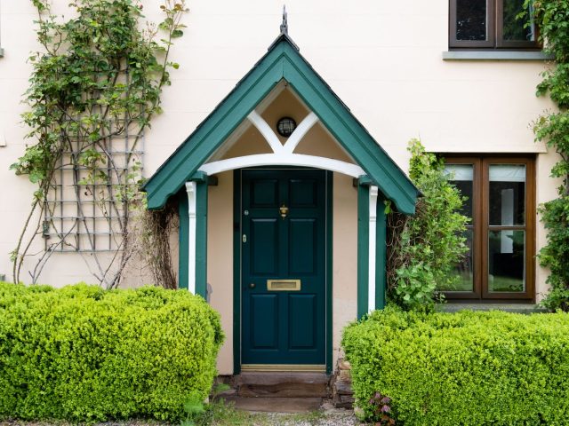 Entrée extérieure de maison avec espace abrité