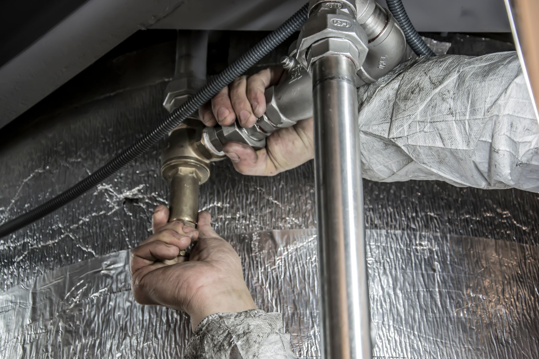 Que faire en cas de canalisation cassée sous la maison : rôle de votre assurance