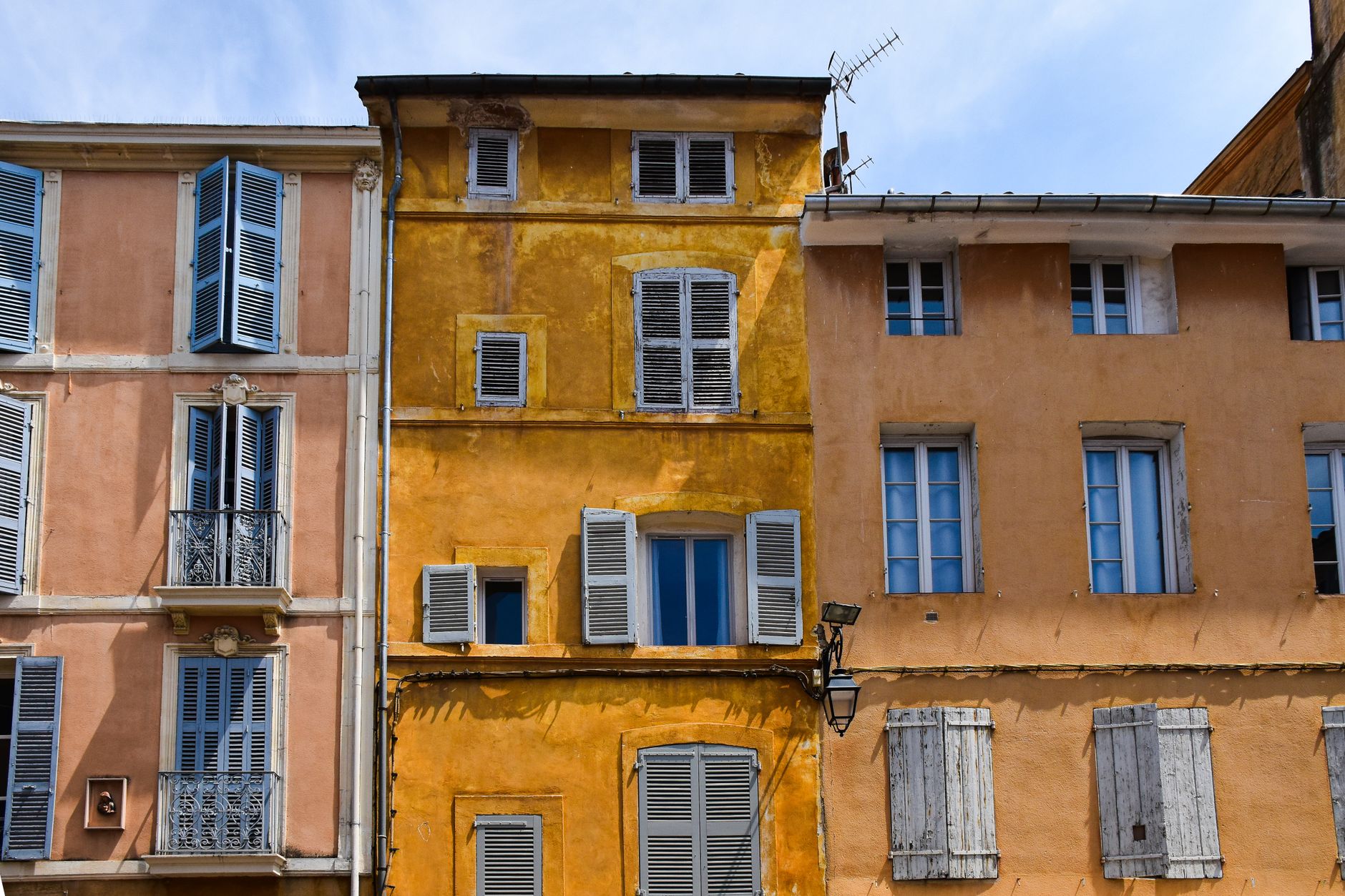 Maison provençale avec volets colorés