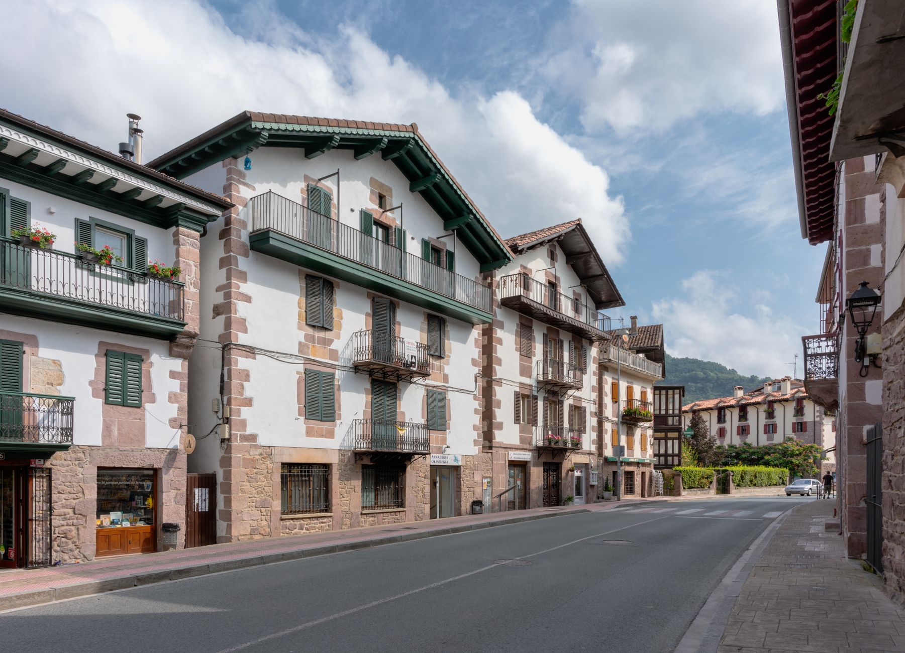 Rue de village européen avec maisons traditionnelles