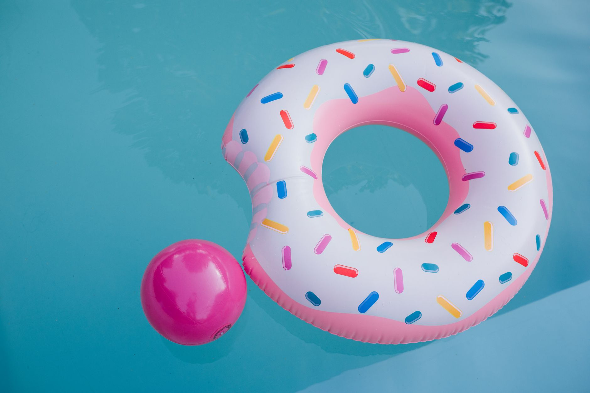 Piscine gonflable dans un jardin familial