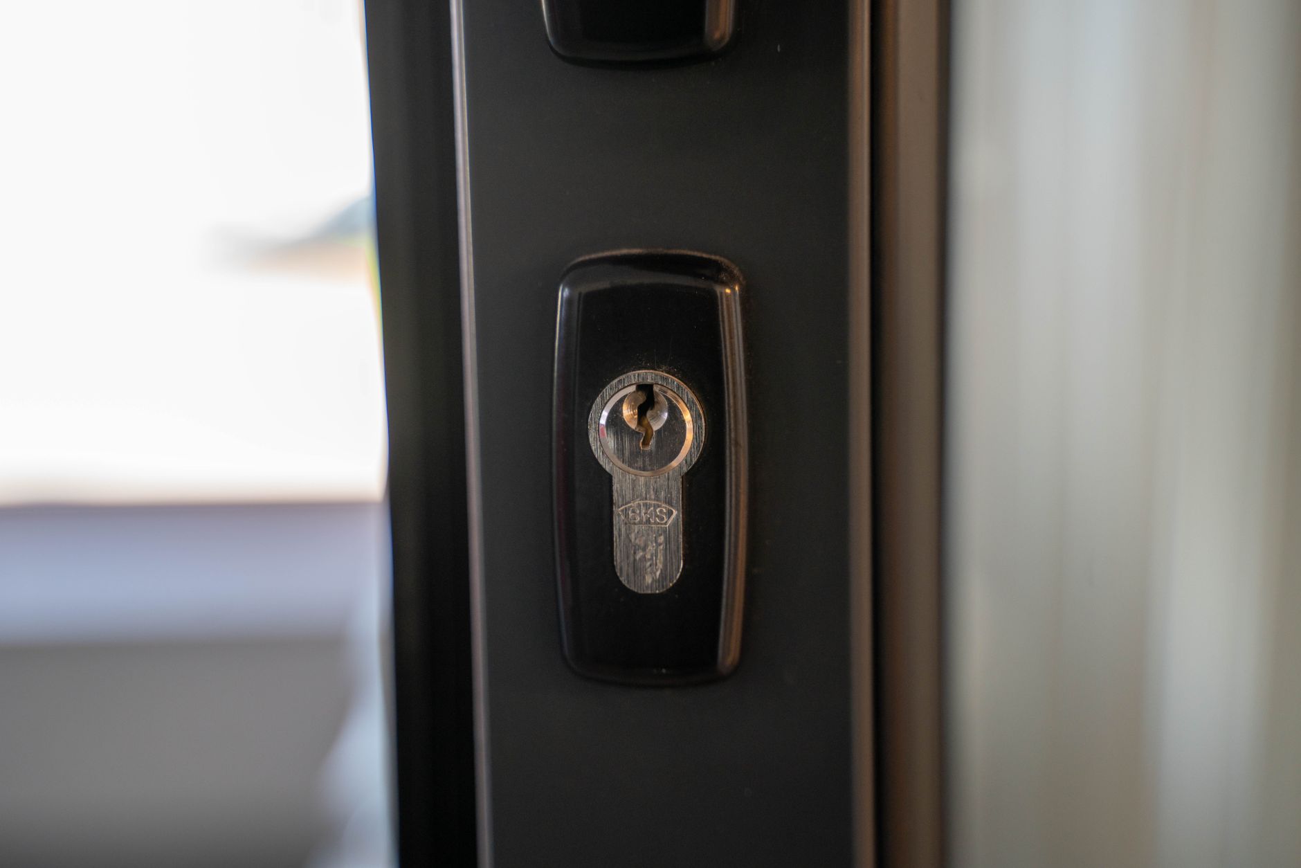Installer une serrure sur une porte sans perçage : guide pratique