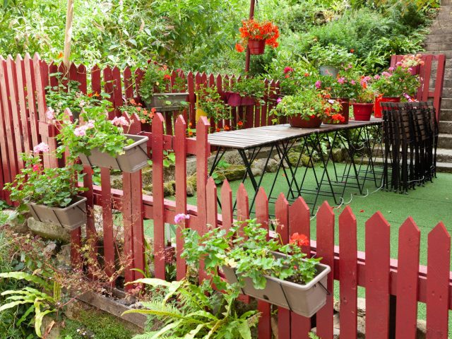 Palissade en bois verticale dans un jardin
