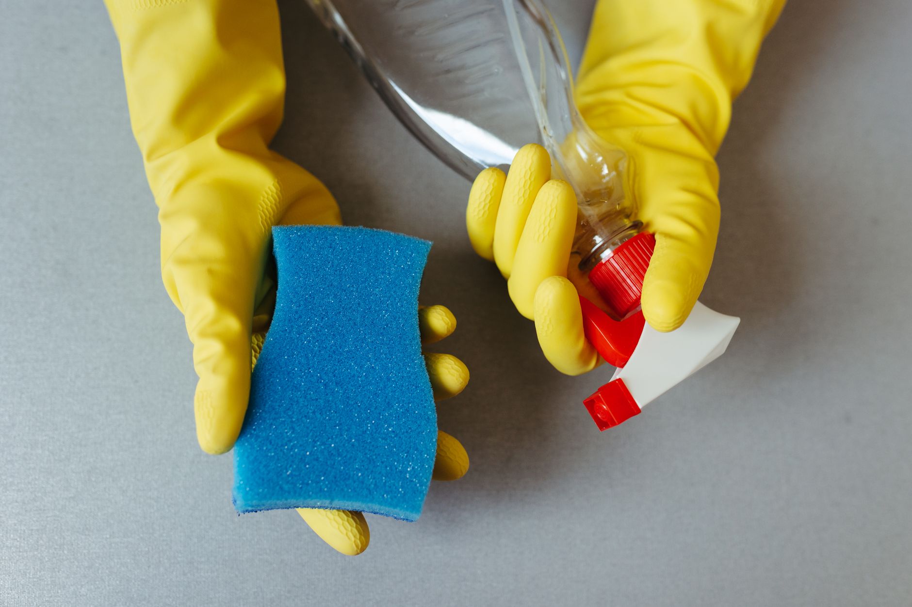 Gants de ménage avec éponge et spray nettoyant