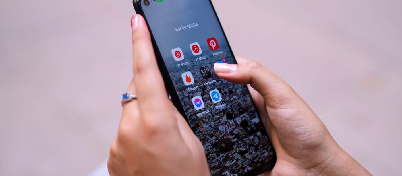 Personne consultant un smartphone dans un intérieur
