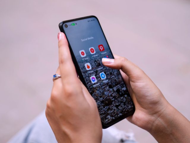 Personne consultant un smartphone dans un intérieur