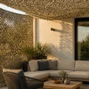Terrasse ombragée par un filet décoratif