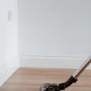 Aspirateur générique nettoyant un parquet clair