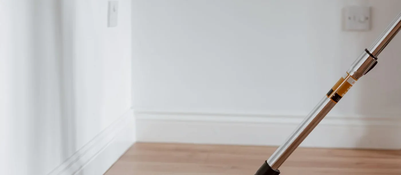 Aspirateur générique nettoyant un parquet clair