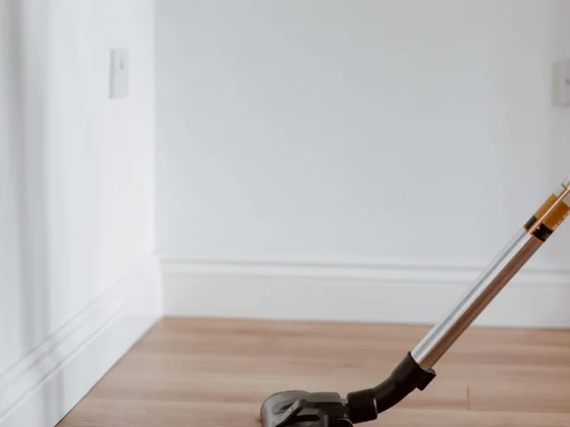 Aspirateur générique nettoyant un parquet clair